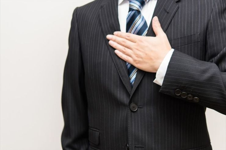 手を当てる男性